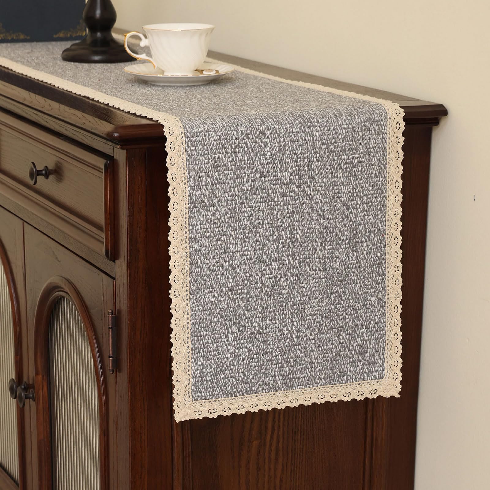 Sceous boho dresser cover top gris tejido, protege superficies y añade calidez al dormitorio.