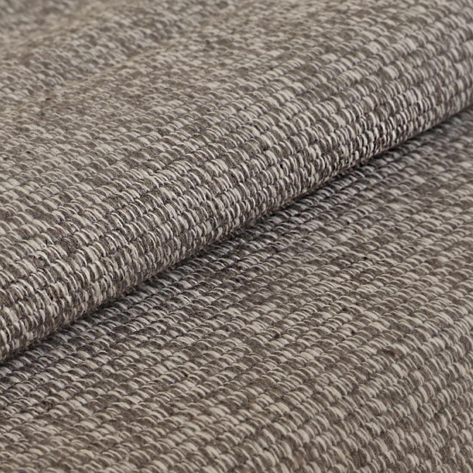 Sceous runner gris para comedor, elegante y versátil en interiores modernos.