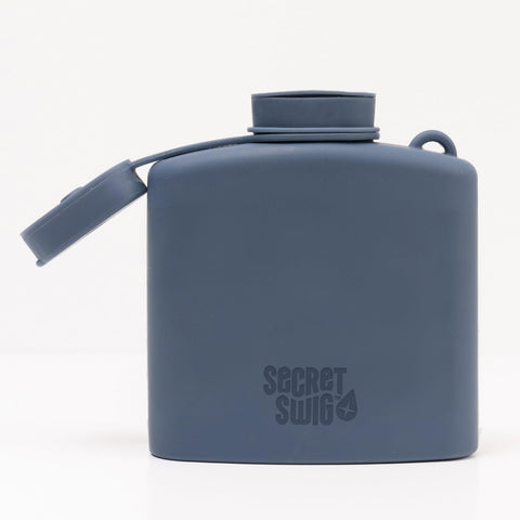 Secret Swig frasco de silicona compacto, diseño flexible, ideal para bolsillos y bolsos.