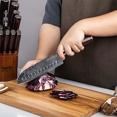 Filo de 15° Seido Knives: afilado de precisión en cada corte.
