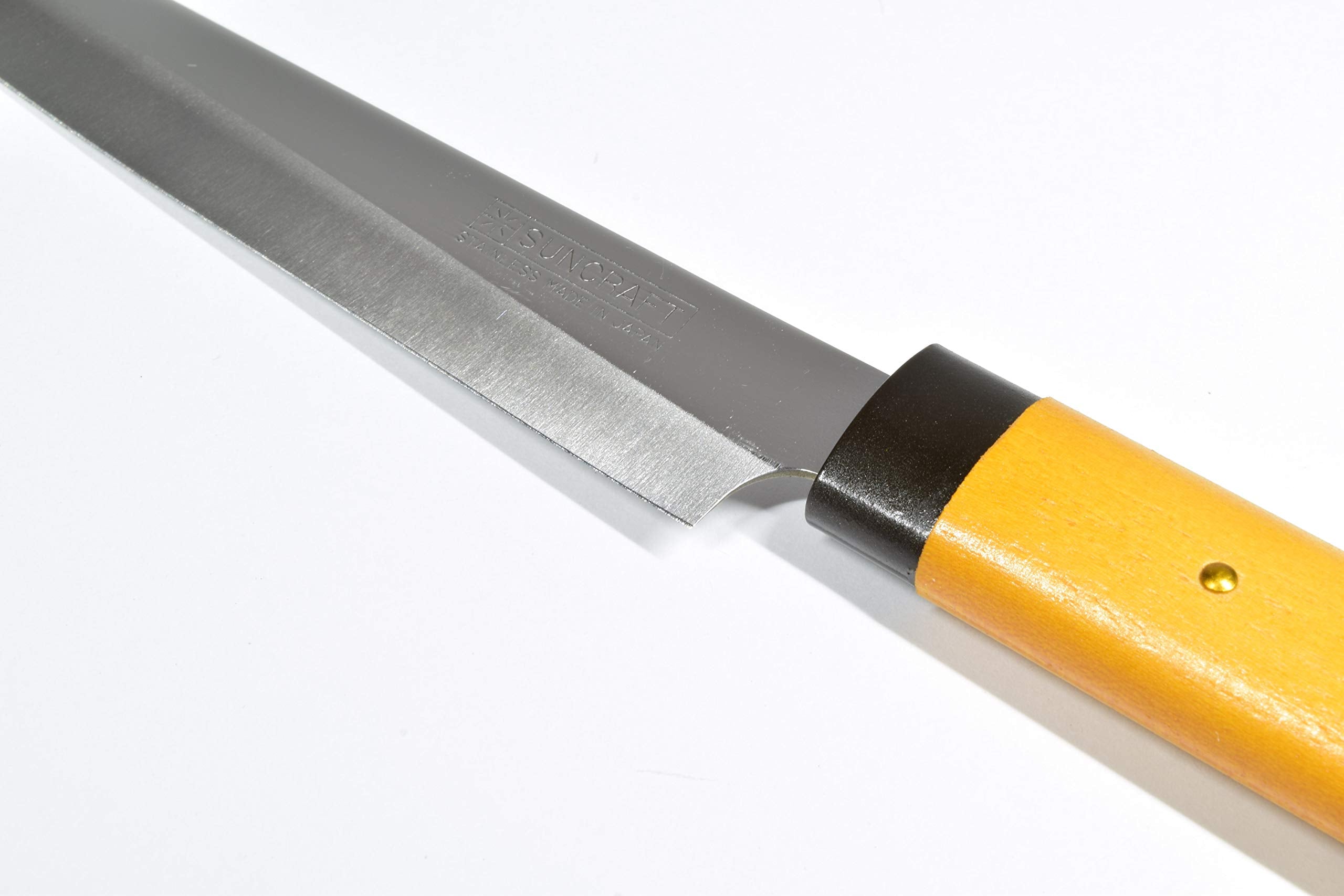 Cuchillo compacto Seki Japan que facilita cortes consistentes en casa.