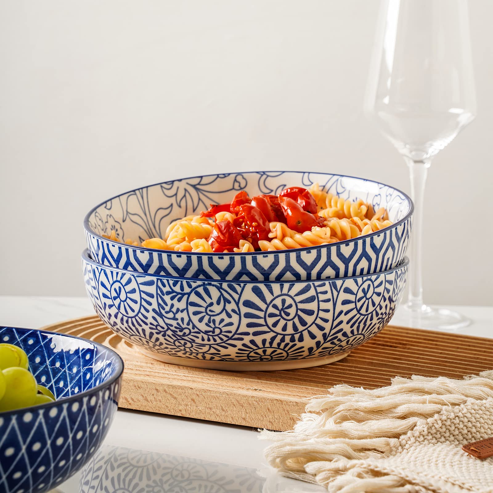Diseño artesanal Selamica en azul vintage para realzar la mesa.