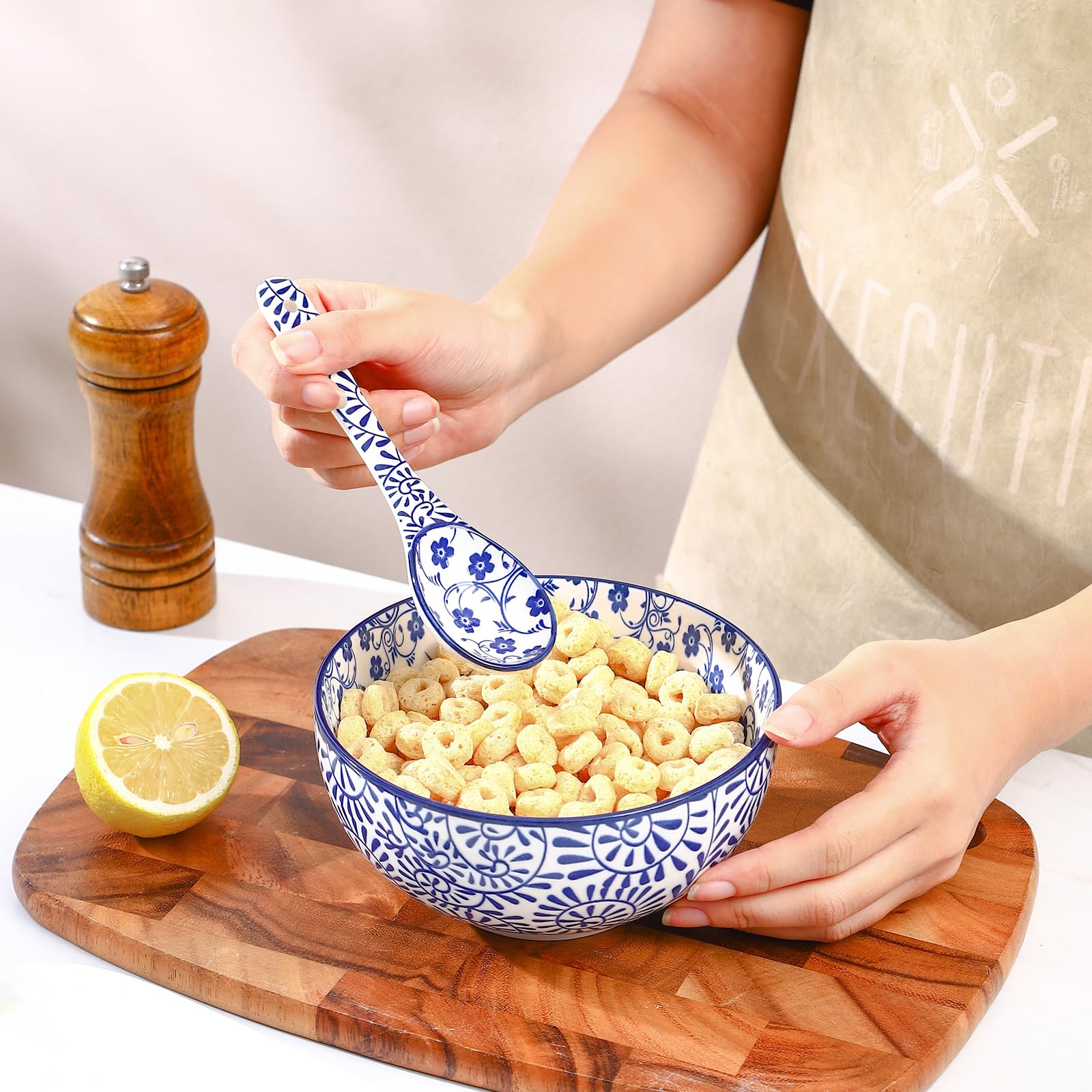 Cuchara Selamica con interior azul decorativo para mesa elegante