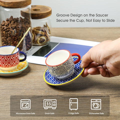 Selamica demitasse con juego de colores variado, añade estilo al momento del café.