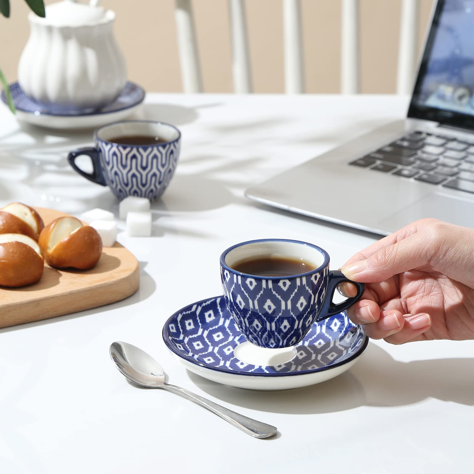 Selamica platillo demitasse azul vintage, base estable para servir espresso sin movimientos.
