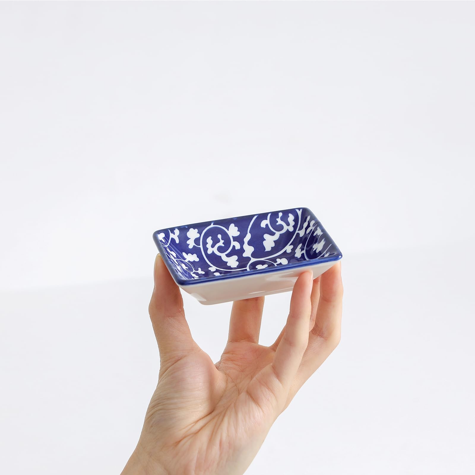 Detalle de diseño floral y geométrico azul en Selamica.
