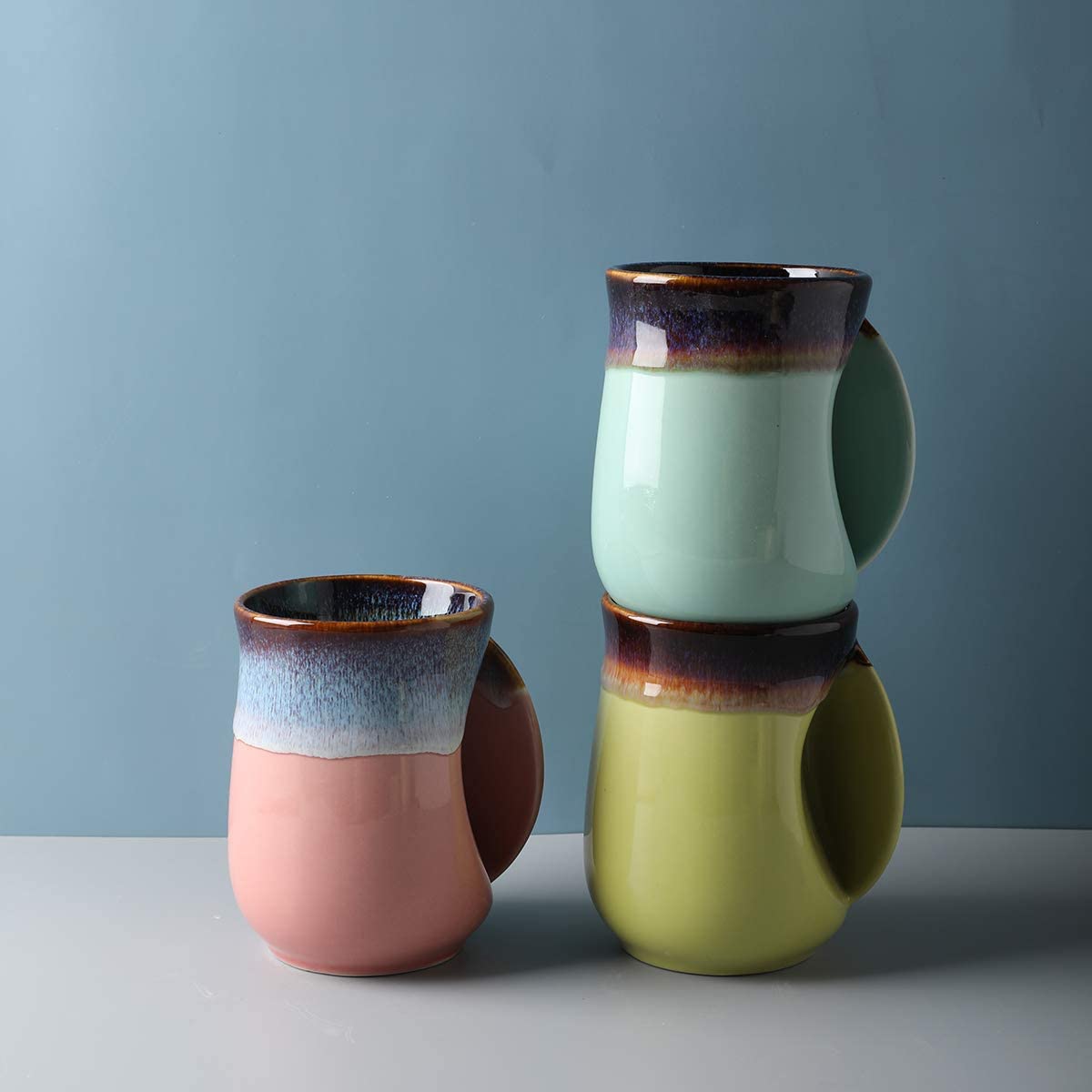 Selamica taza con diseño ergonómico para sostenerse cómodamente.