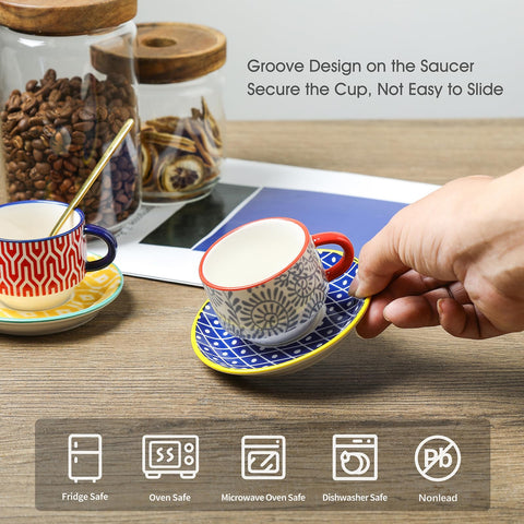 Selamica tazas cappuccino con diseños delicados y colores brillantes para mesa elegante.