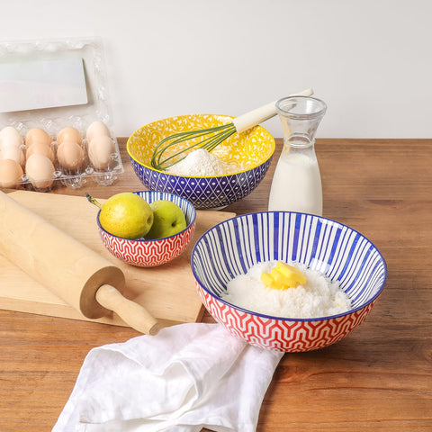 Selamica diseño floral-geométrico que decora la mesa con estilo.