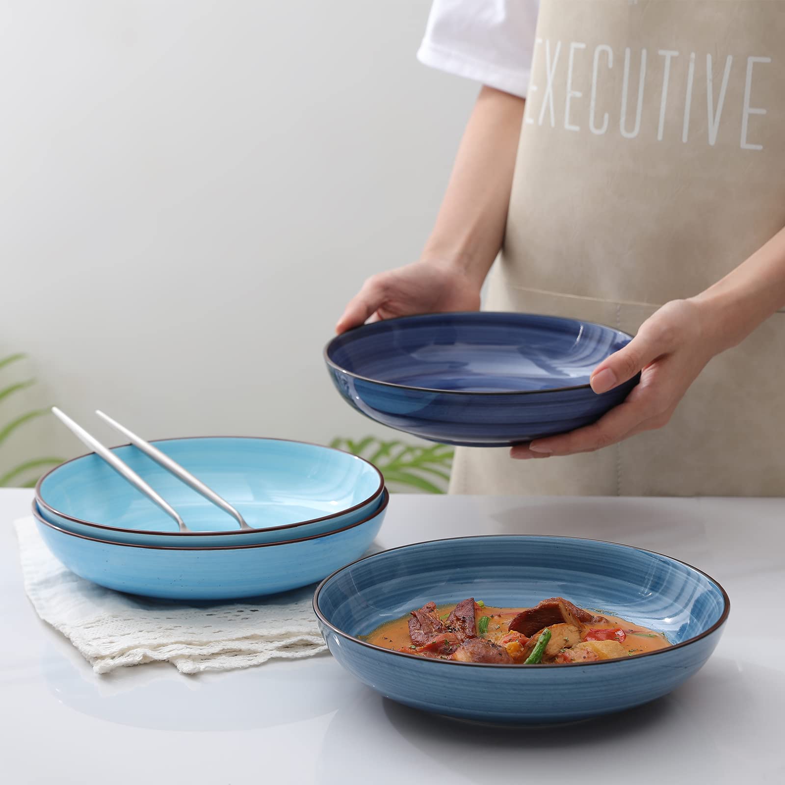 Selamica ensaladera con diseño pintado a mano, estilo único en la mesa.