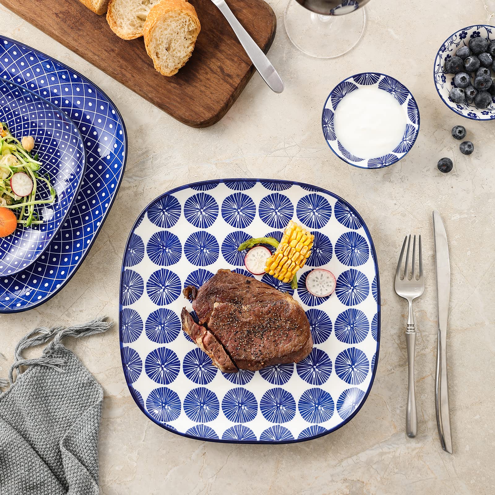 Selamica diseño vintage azul realza la mesa con carácter tradicional