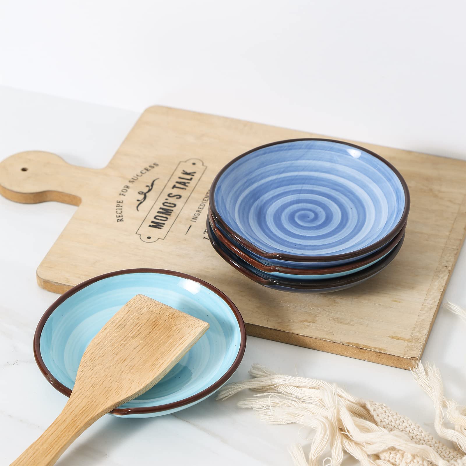 Reposapalas cerámico con acabado degradado azul, añade color y organización a la cocina.