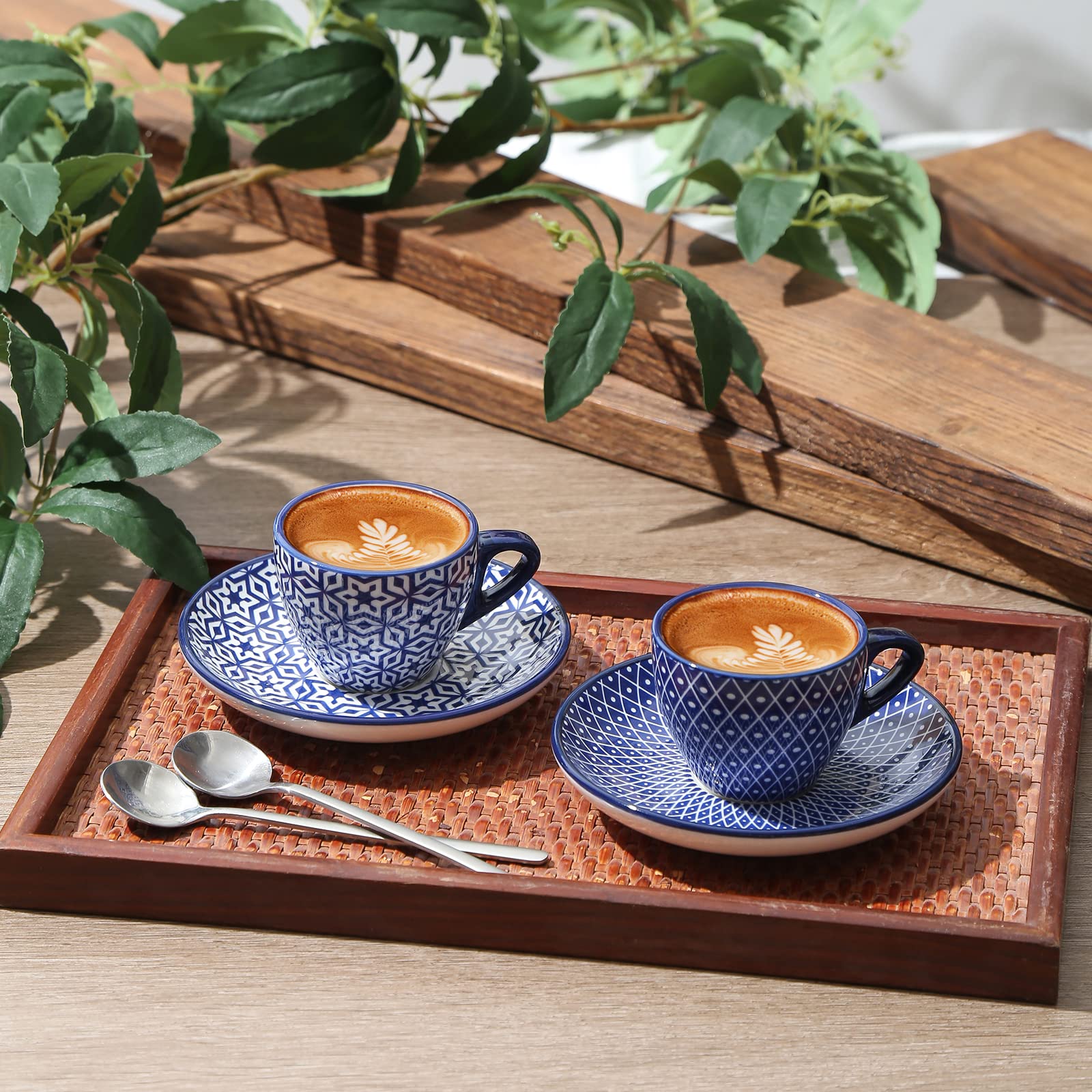 Selamica taza espresso azul vintage en primera plano, enfatiza la presentación en mesa.