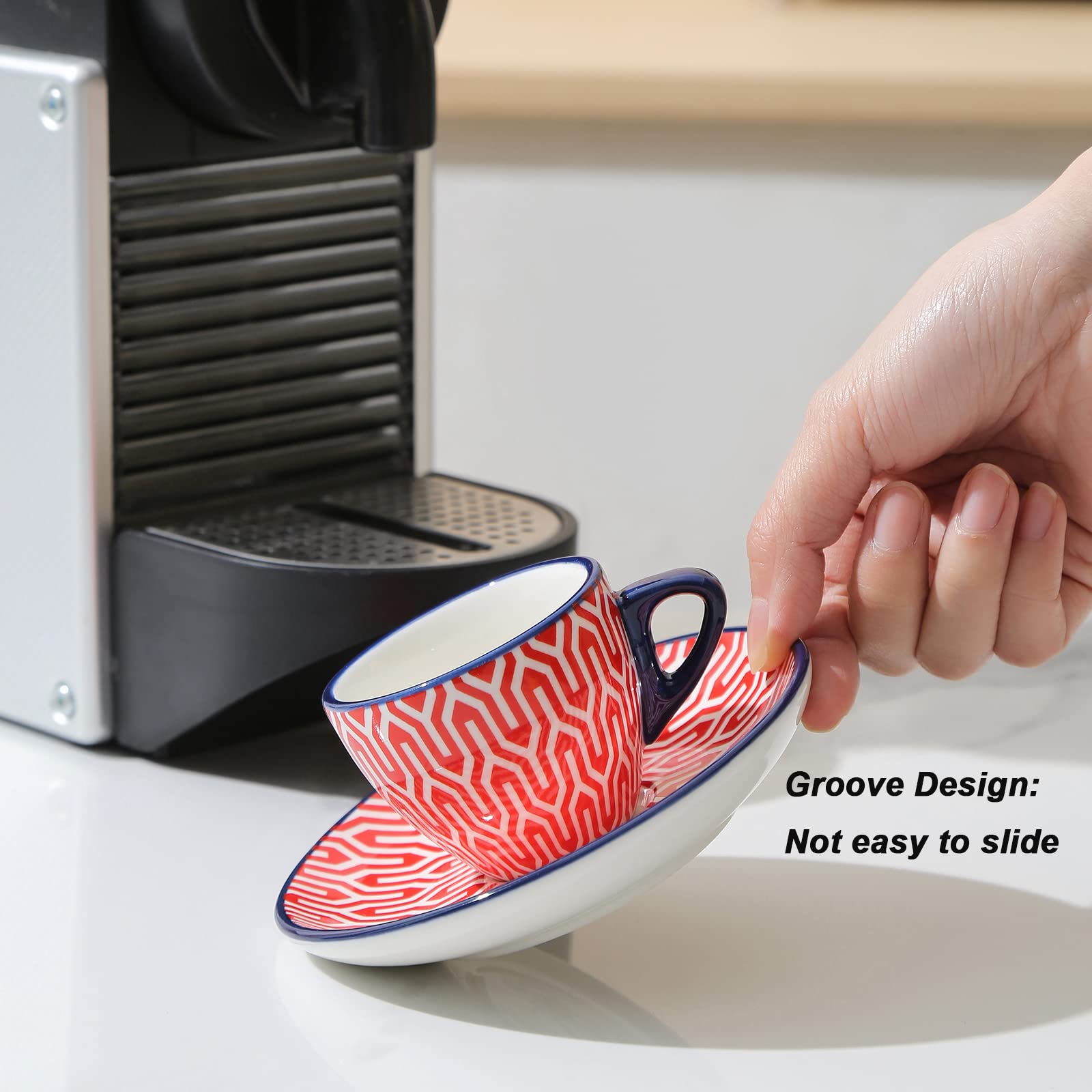 Tazas cerámicas gruesas mantienen el espresso caliente y aromático.