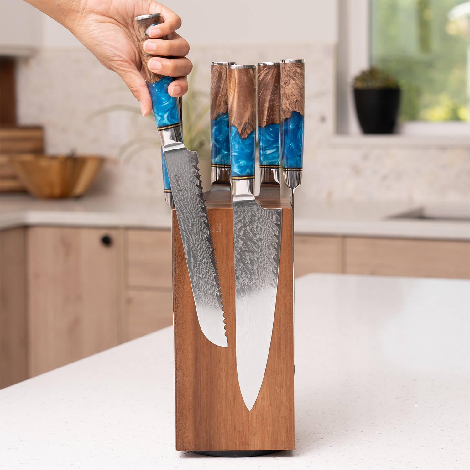 Senken Madera de acacia natural aporta durabilidad y estilo cálido.