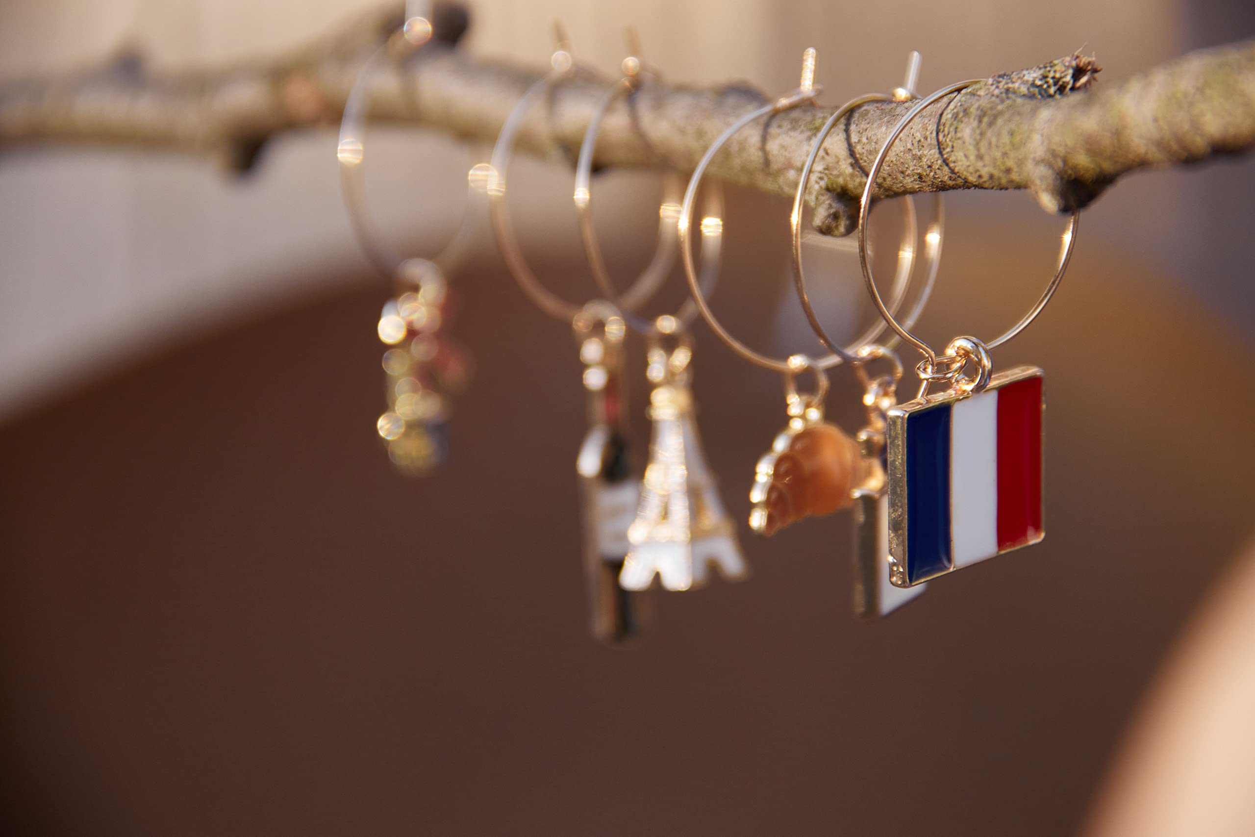 Serendipity charms Torre Eiffel, ideal para temáticas francesas y conversaciones en cenas.