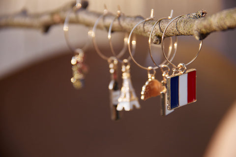 Serendipity charms Torre Eiffel, ideal para temáticas francesas y conversaciones en cenas.