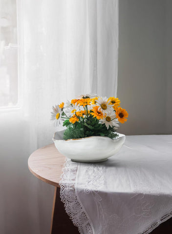 Diseño vintage moderno de Serene Spaces Living en cuenco cerámico para mesas elegantes