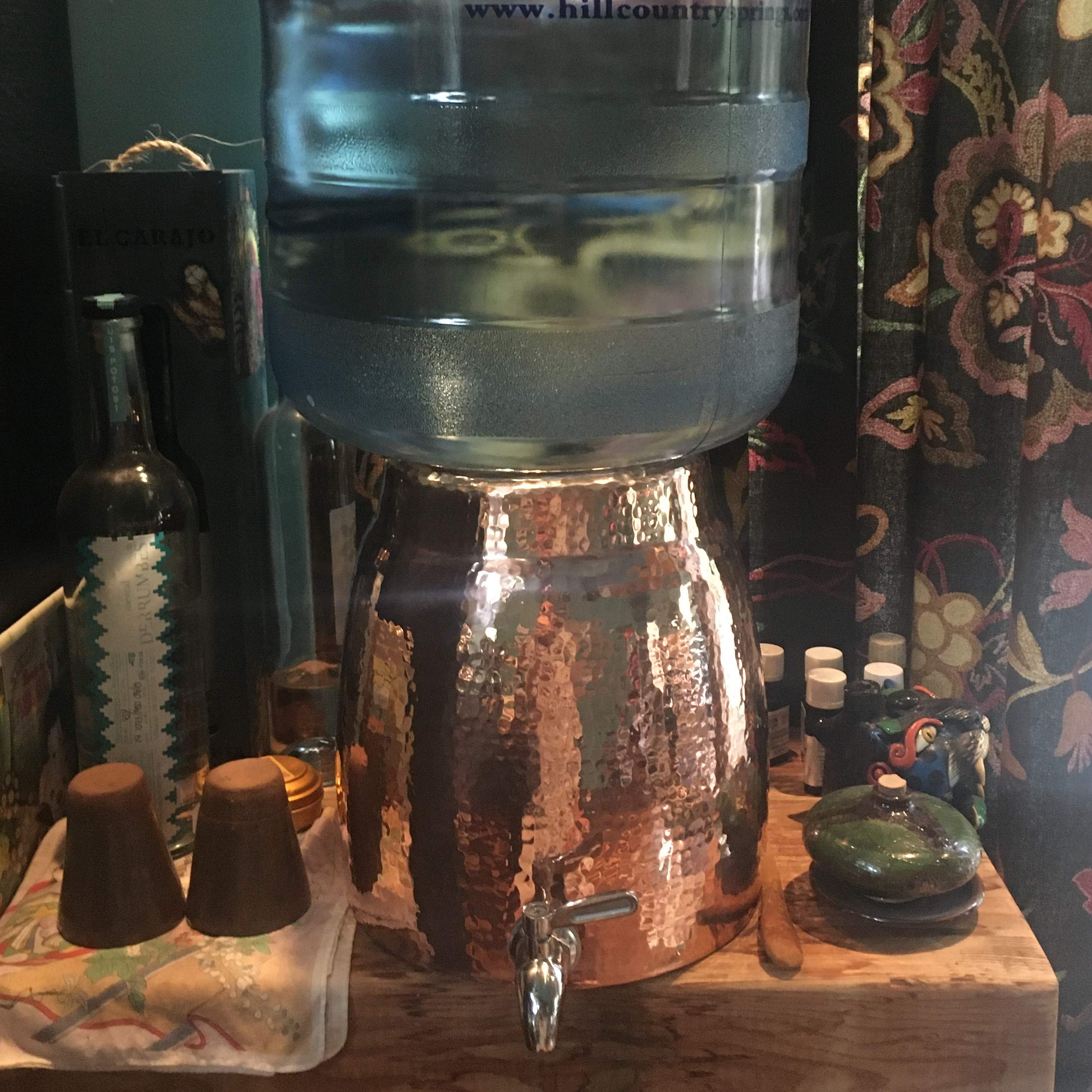 Sertodo Niagara Dispenser, cuerpo de cobre reciclado, arte práctico para cocinas modernas.