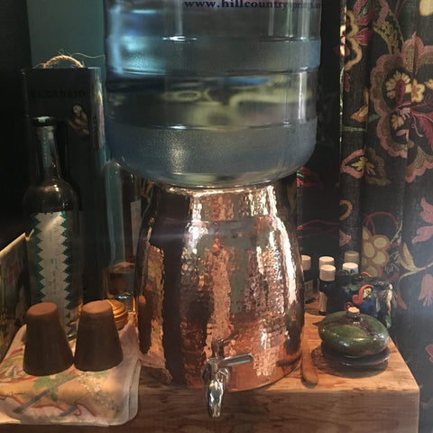 Sertodo Niagara Dispenser, cuerpo de cobre reciclado, arte práctico para cocinas modernas.