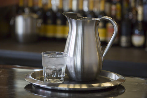 Service Ideas jarra para bebidas frías con mango ergonómico para un agarre cómodo