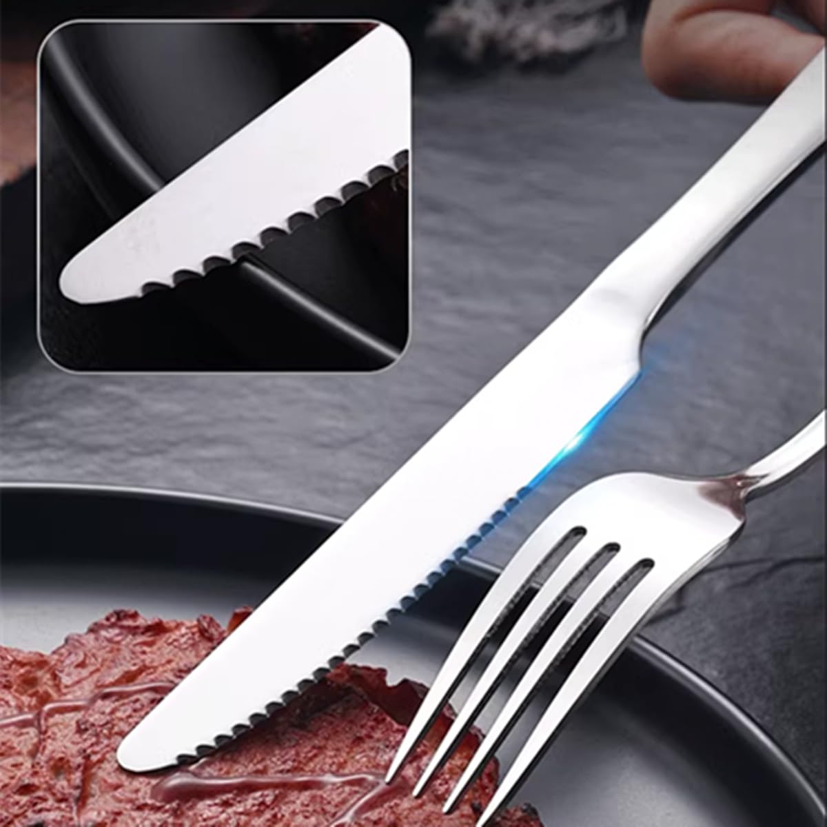 Mesa festiva con cuchillos para mantequilla en acero inoxidable.