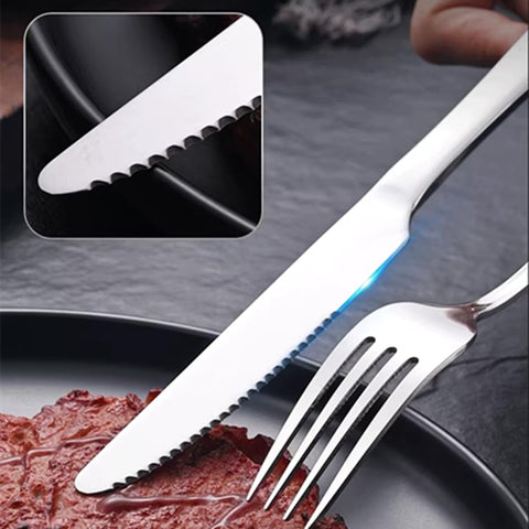 Mesa festiva con cuchillos para mantequilla en acero inoxidable.