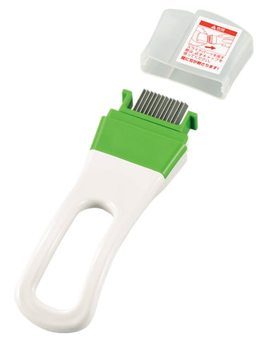 SHIMOMURA FNK-01 corta cebolletas verdes con precisión para preparaciones rápidas.
