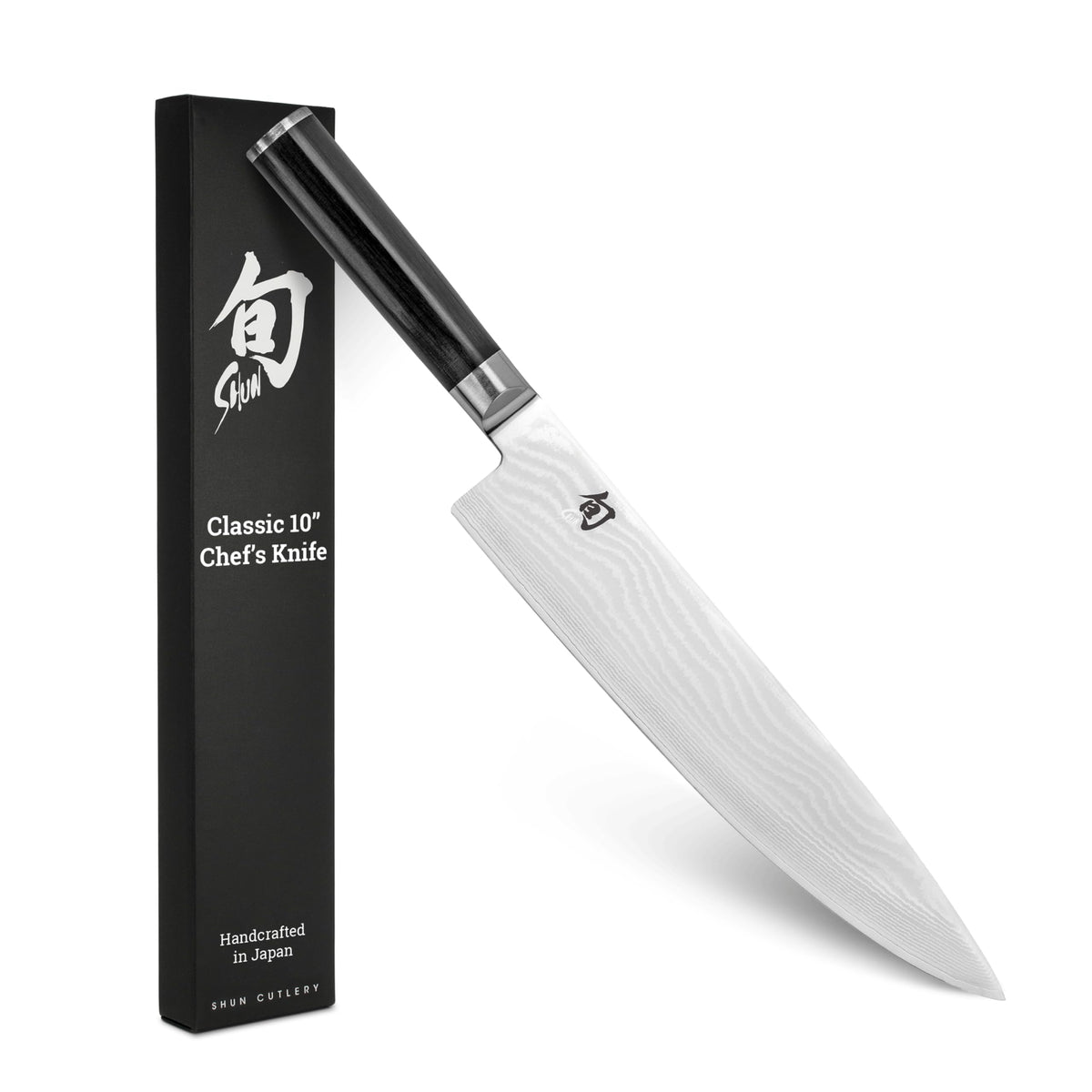 Shun Classic 10 pulgadas cuchillo sobre tabla de corte, ideal para rebanar verduras.