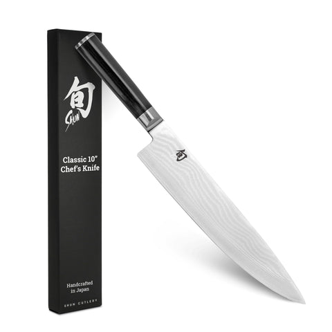 Shun Classic 10 pulgadas cuchillo sobre tabla de corte, ideal para rebanar verduras.