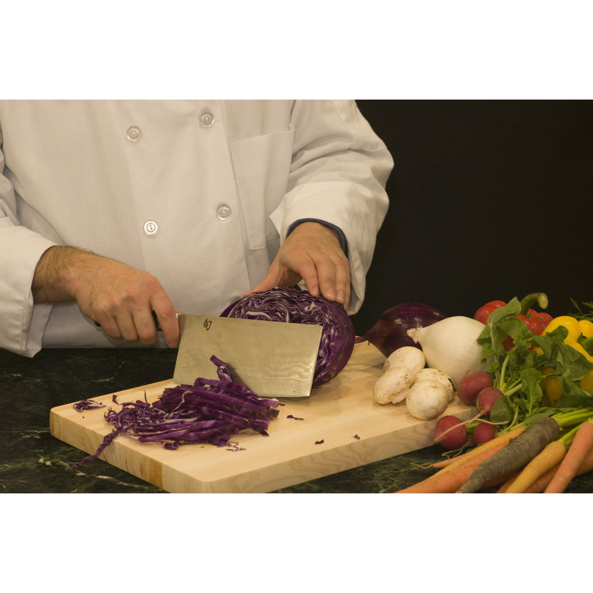 Shun Classic 7 pulgadas, corte preciso para verduras grandes, eficiencia en la cocina.