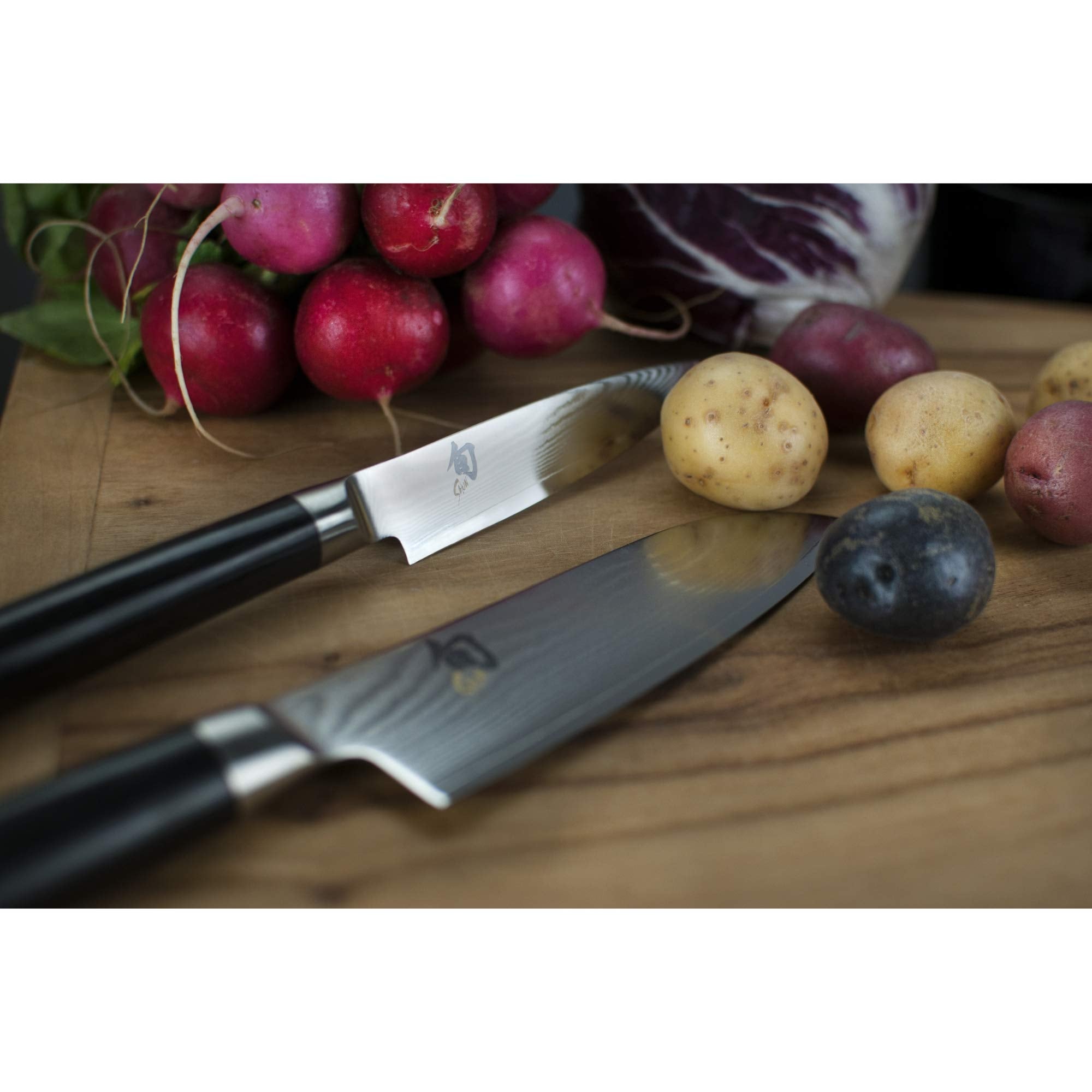 Shun Classic Santoku, damascus de 68 capas, lámina resistente para cortes precisos.