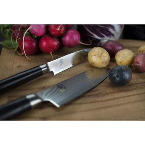 Shun Classic Santoku, damascus de 68 capas, lámina resistente para cortes precisos.