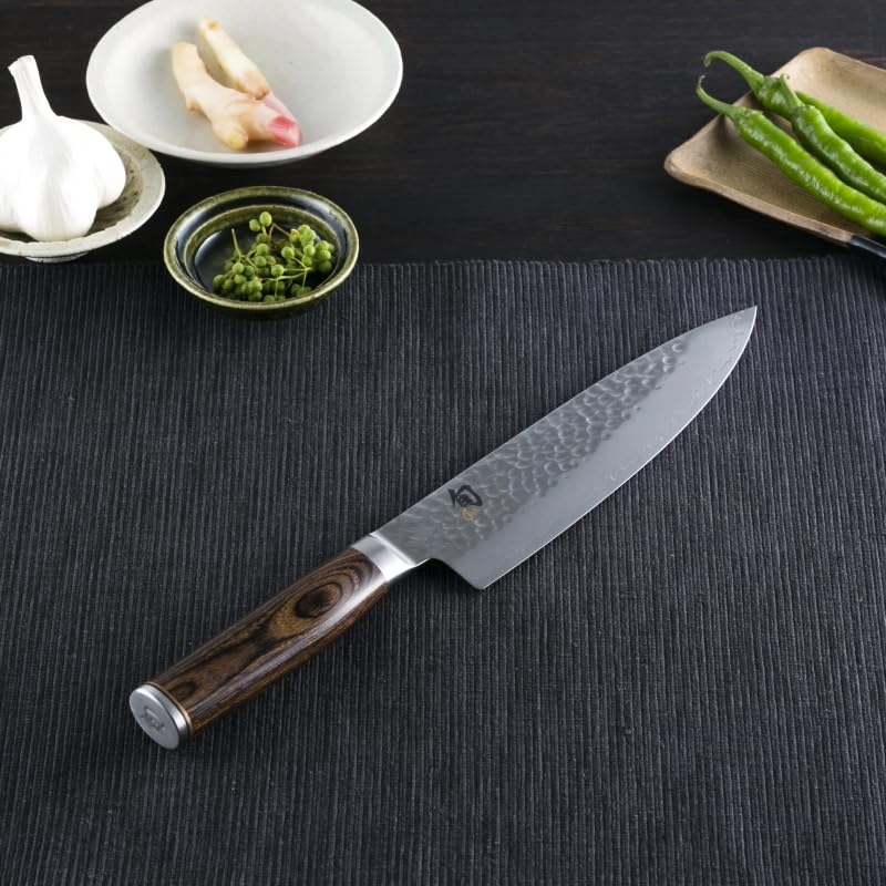Shun Premier: mango de Pakkawood ofrece agarre cómodo y control.