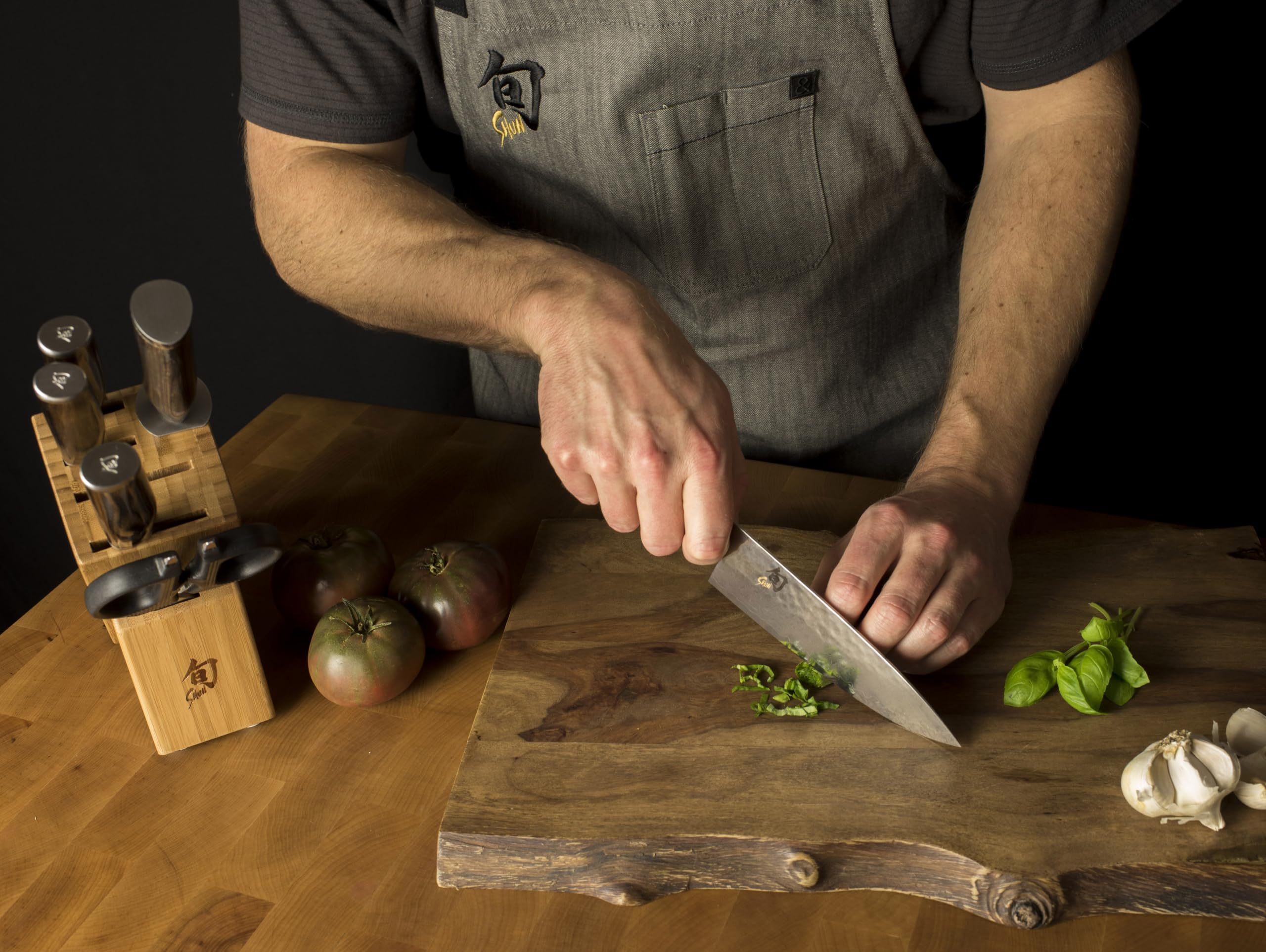 Shun Premier 6'' cuchillo chef, vista lateral para agarre cómodo y manejo ágil