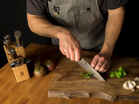 Shun Premier 6'' cuchillo chef, vista lateral para agarre cómodo y manejo ágil