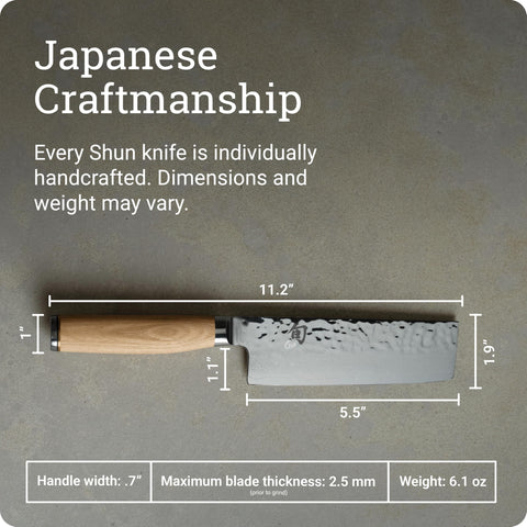Shun Premier Blonde Nakiri facilita cortes uniformes de verduras para ensaladas.