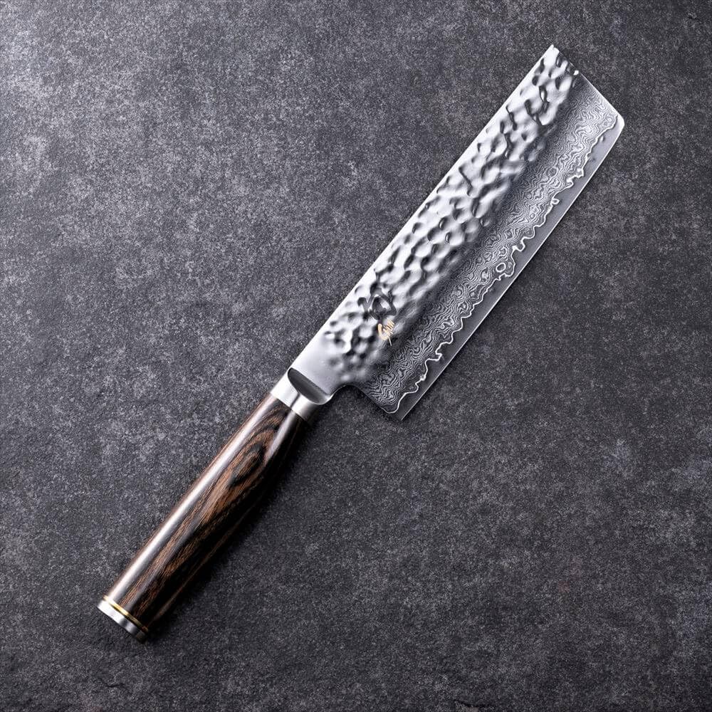 Shun Premier Nakiri, mango PakkaWood para un agarre cómodo y seguro durante cortes.