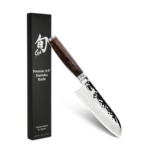 Cuchillo Shun Premier Santoku con hoja de damasco y tsuchime para cortes suaves