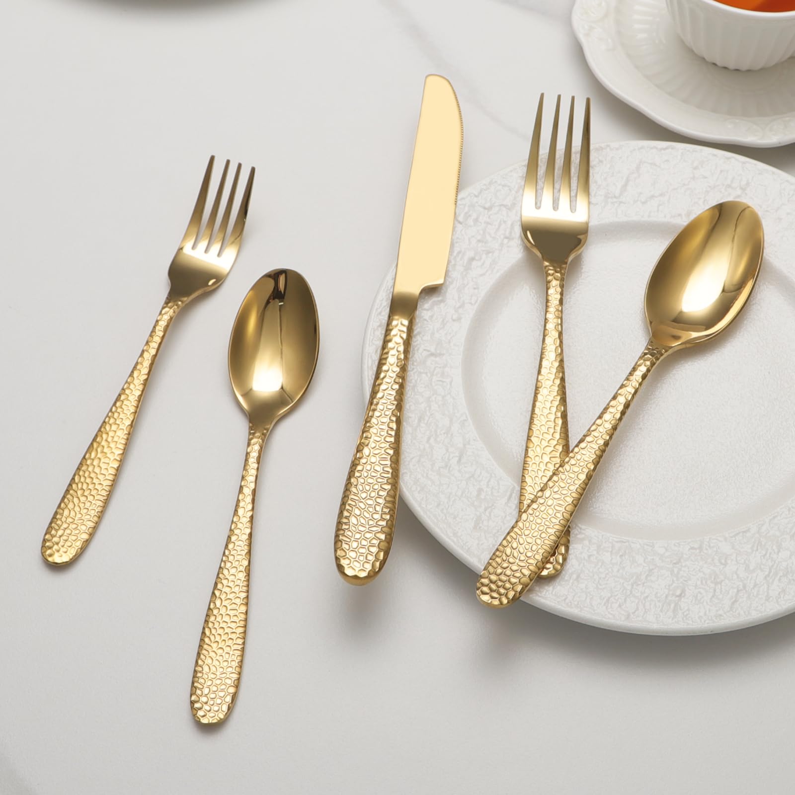 Siaka dorados diseño moderno, combinación perfecta con vajilla contemporánea.