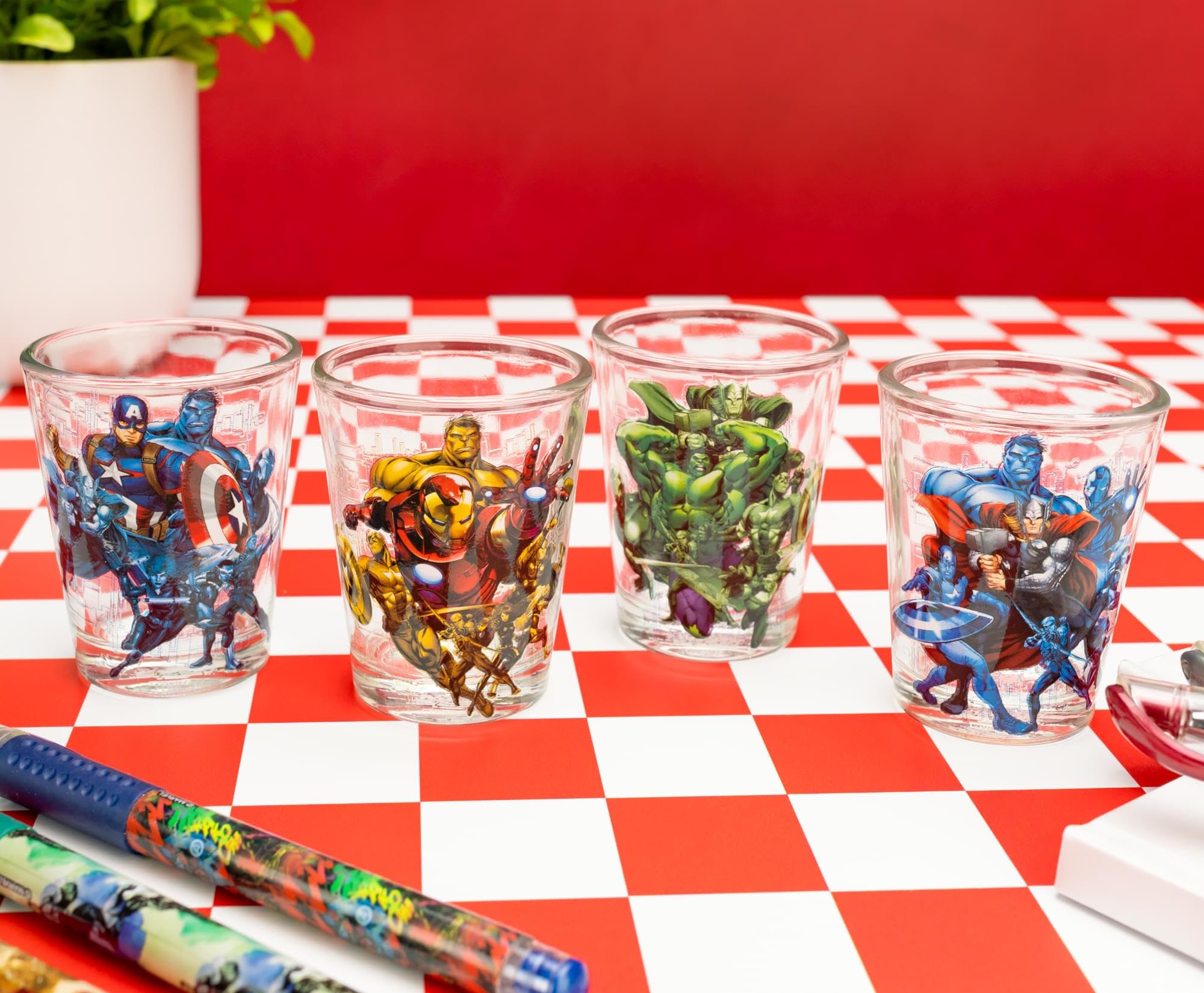 Conjunto de 4 vasos mini Avengers, Silver Buffalo, para compartir en reuniones.