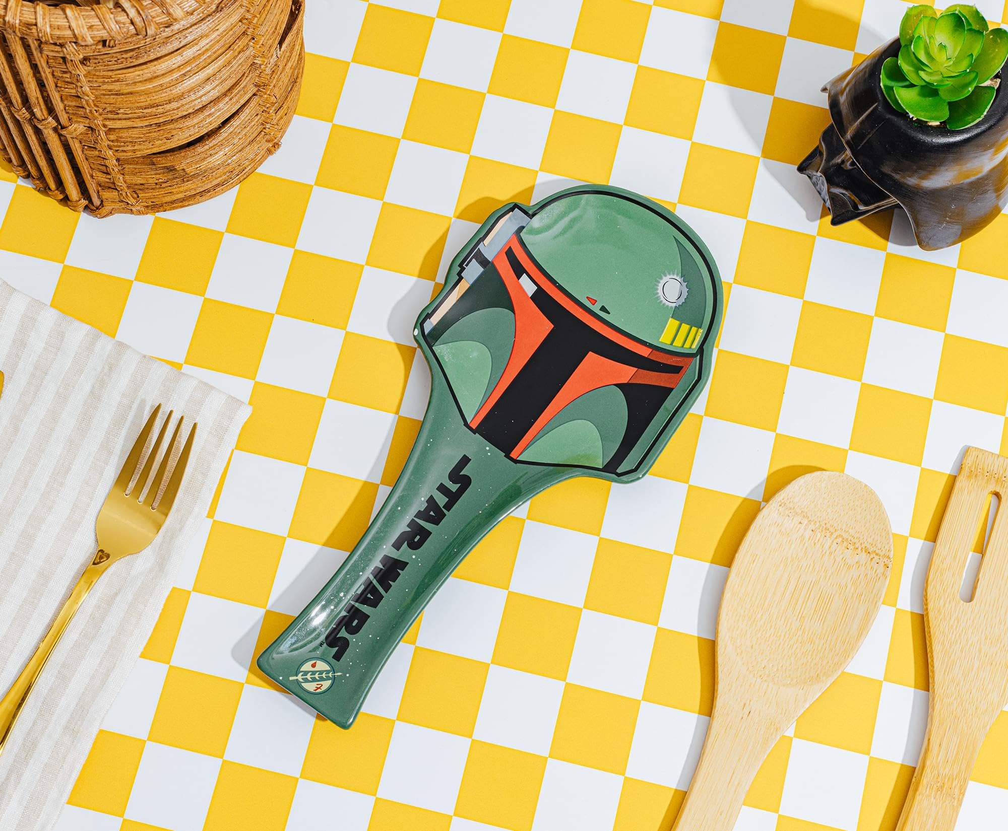 Cerámica verde con detalle Boba Fett, añade temática a la cocina.
