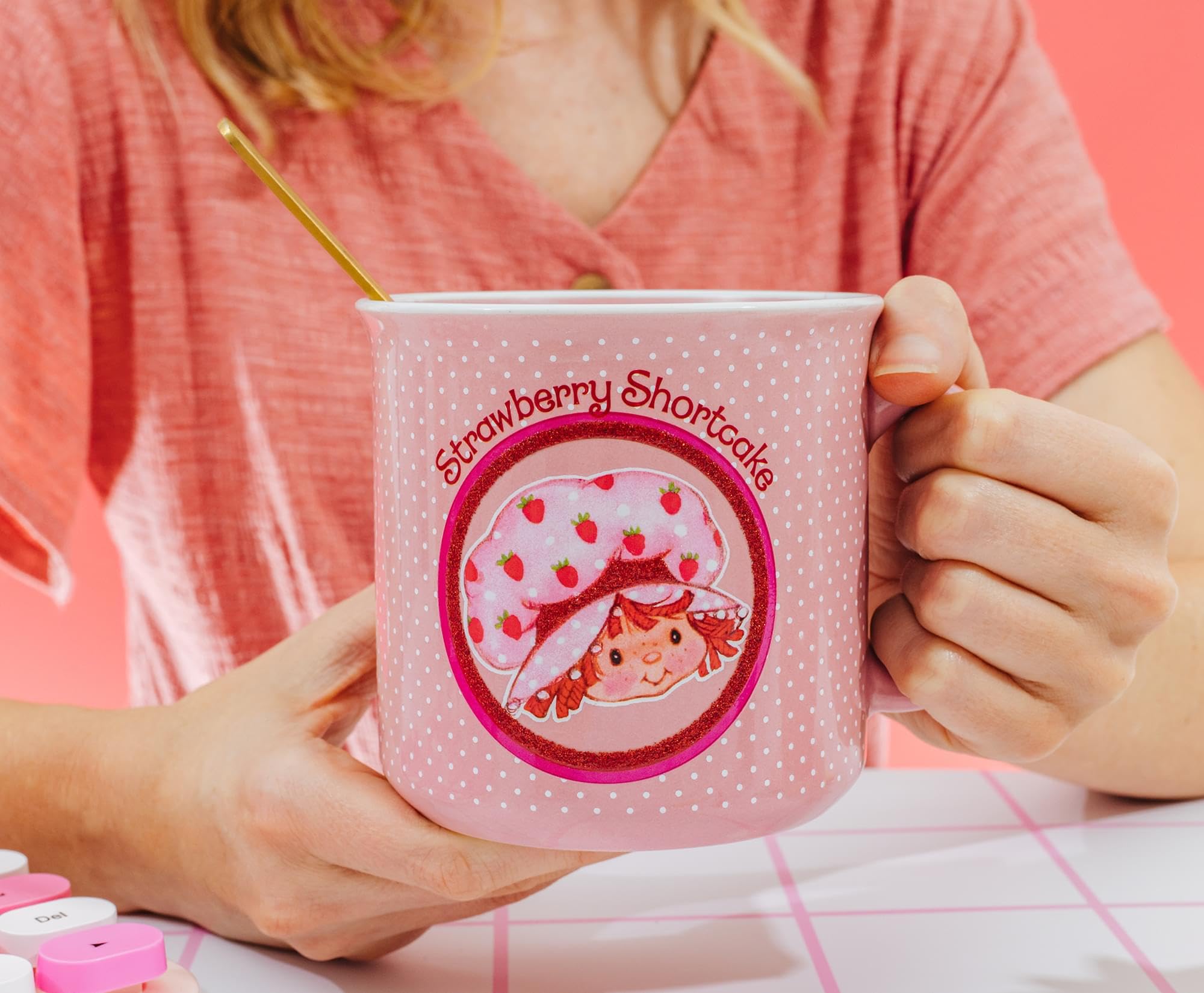 Capacidad de 20oz para sesiones largas de café o té.