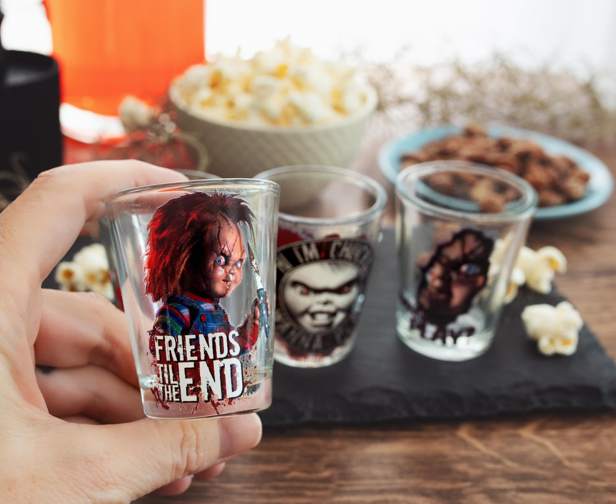 Vaso de 2 onzas para brindar rápido sin perder atmósfera de terror.