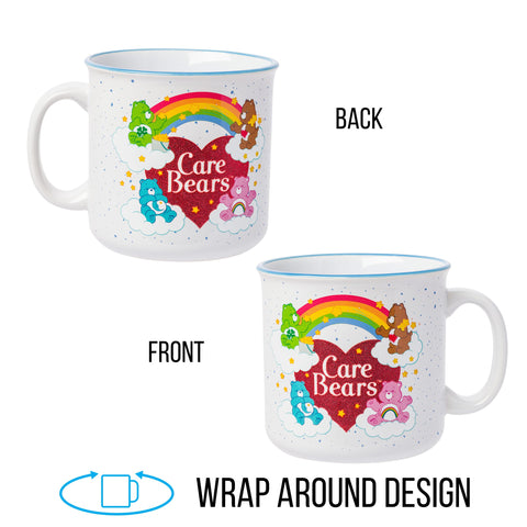 Coleccionistas apreciarán el logotipo arcoíris de los Osos Cariñosos en esta taza.