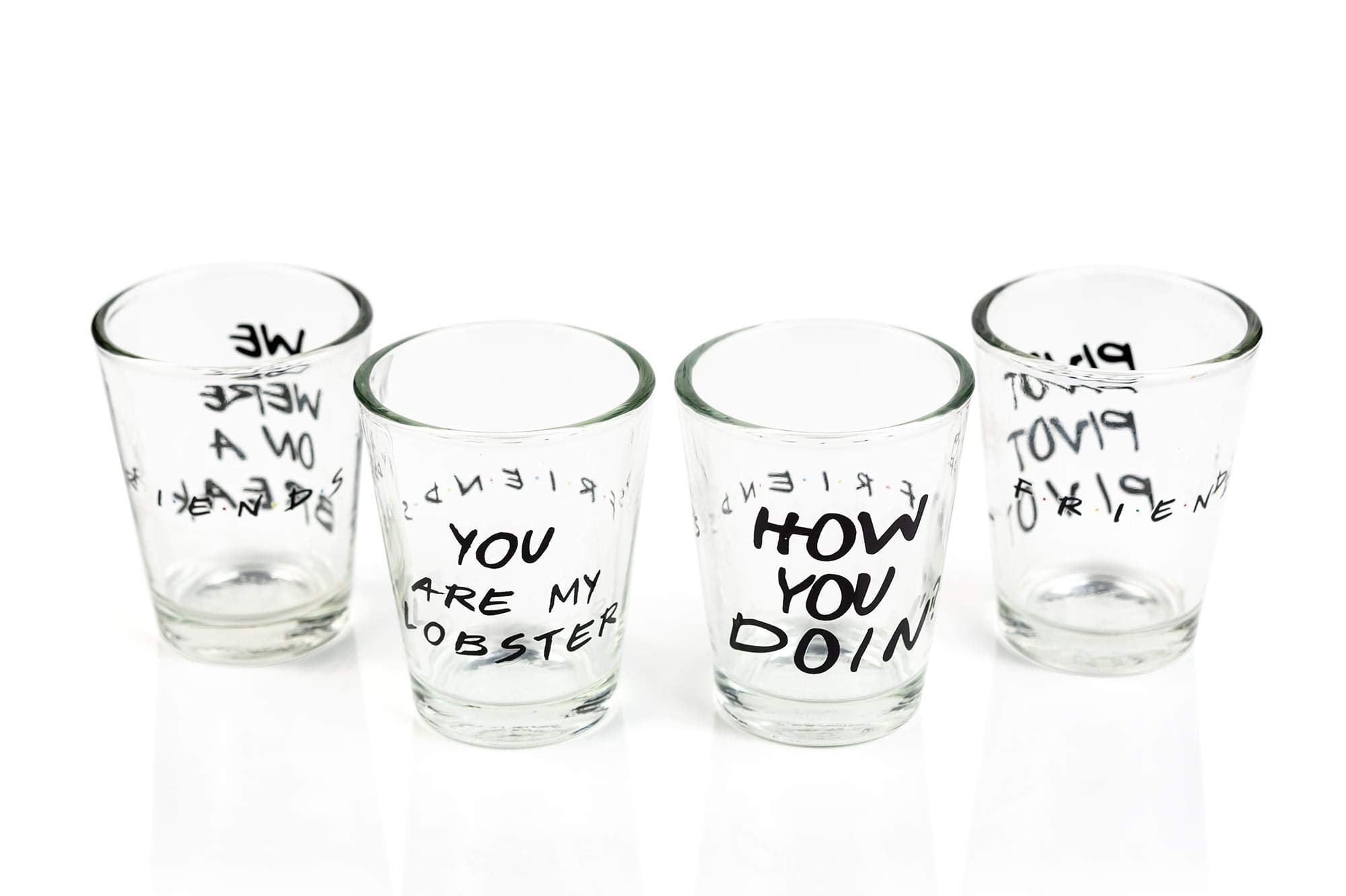 Conjunto de vasos mini Silver Buffalo sobre mesa, listo para servir bebidas.
