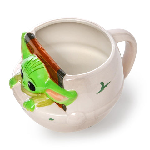 Detalle de la cara del Bebé Yoda en taza 3D.