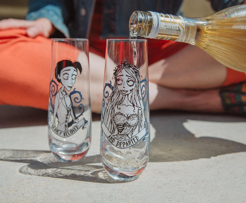 Detalle de enredadera morada en vasos Silver Buffalo, estética gótica para mesa.