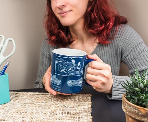 Taza Silver Buffalo con detalle de planos para amantes de naves.