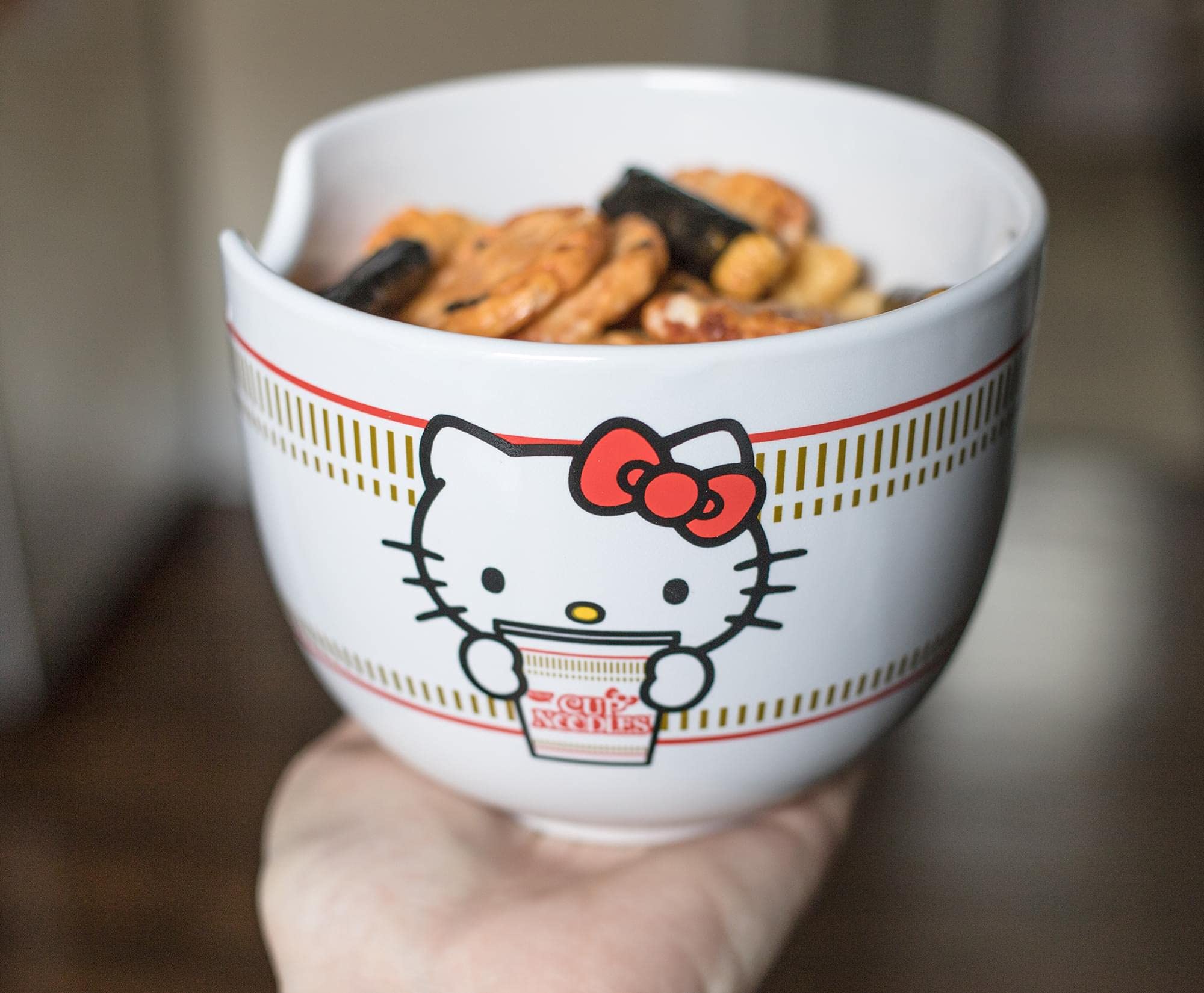 Diseno Hello Kitty envolvente en el tazón para un toque kawaii.